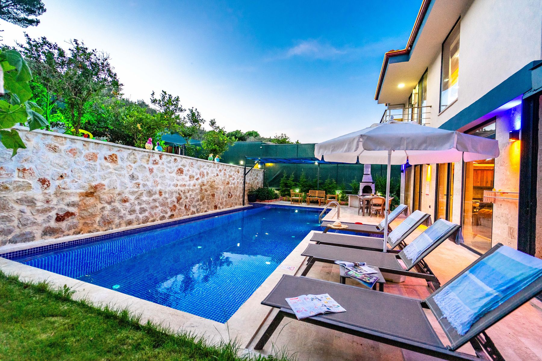 Villa Destan akşam dış görünüm ve havuz