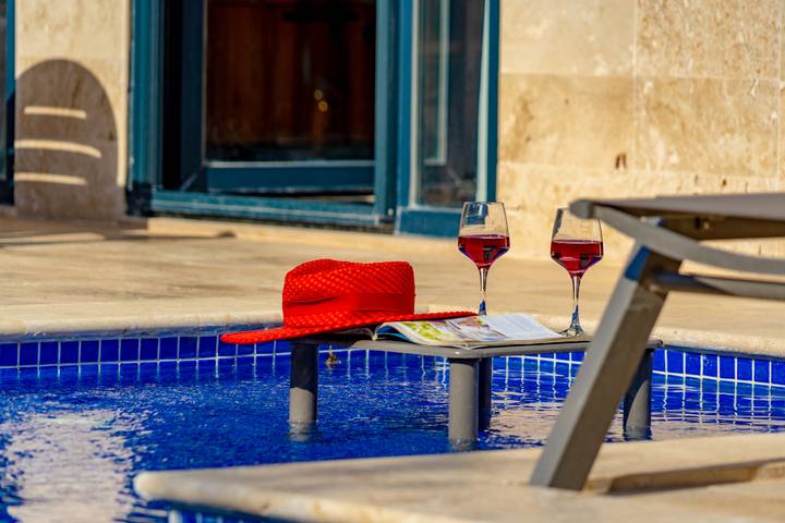 Villa Destan havuz başı yaşam alanı