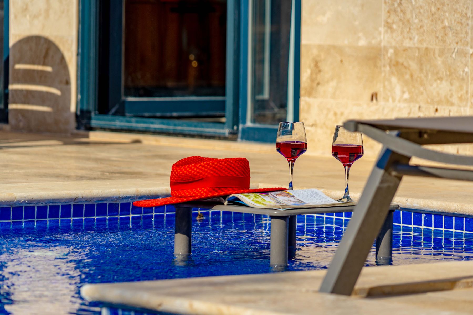 Villa Destan havuz başı yaşam alanı