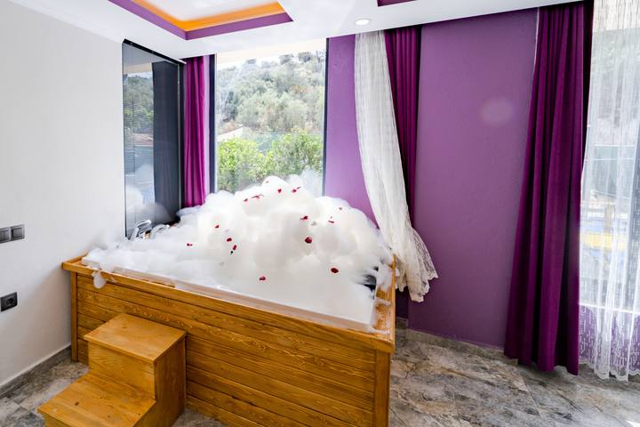 Villa Destan'da bir jakuzi köşesi detayı