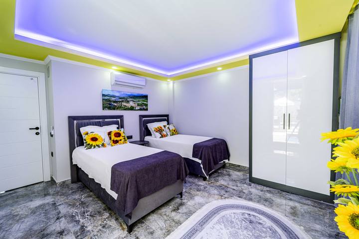 Villa Destan üçüncü yatak odası — iki tek kişilik yatak, ortak kullanım banyo/WC