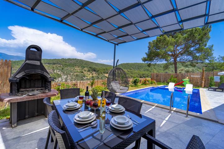 Villa Safira BBQ ve havuz alanı