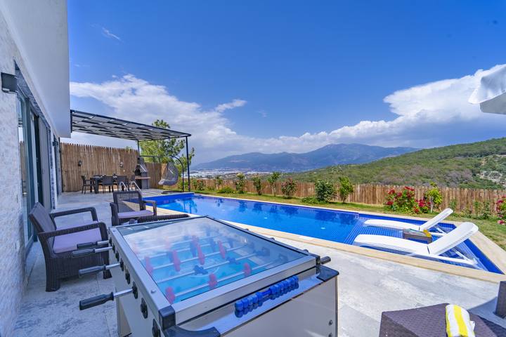 Villa Safira havuz başı foseball ve BBQ aktivite alanı