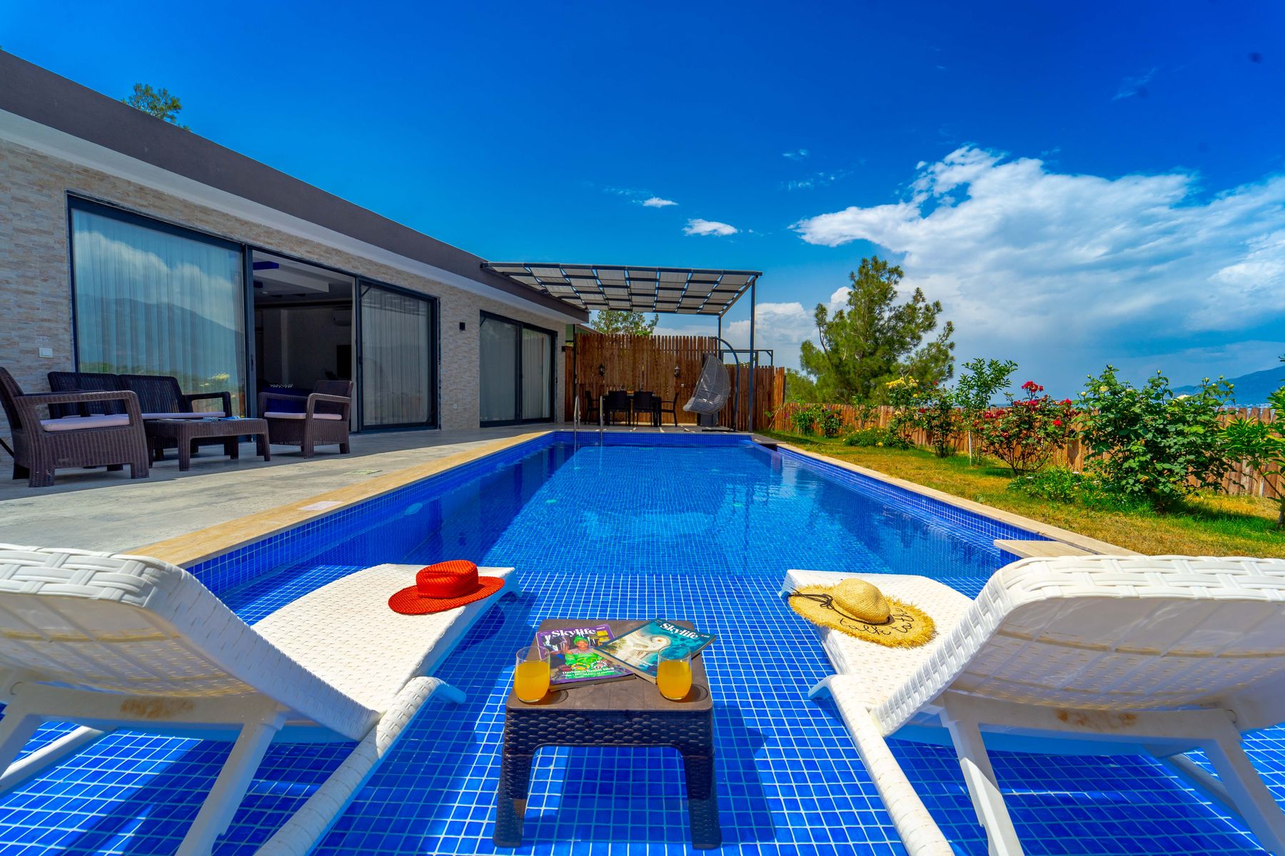Villa Safira havuz başı aktivite