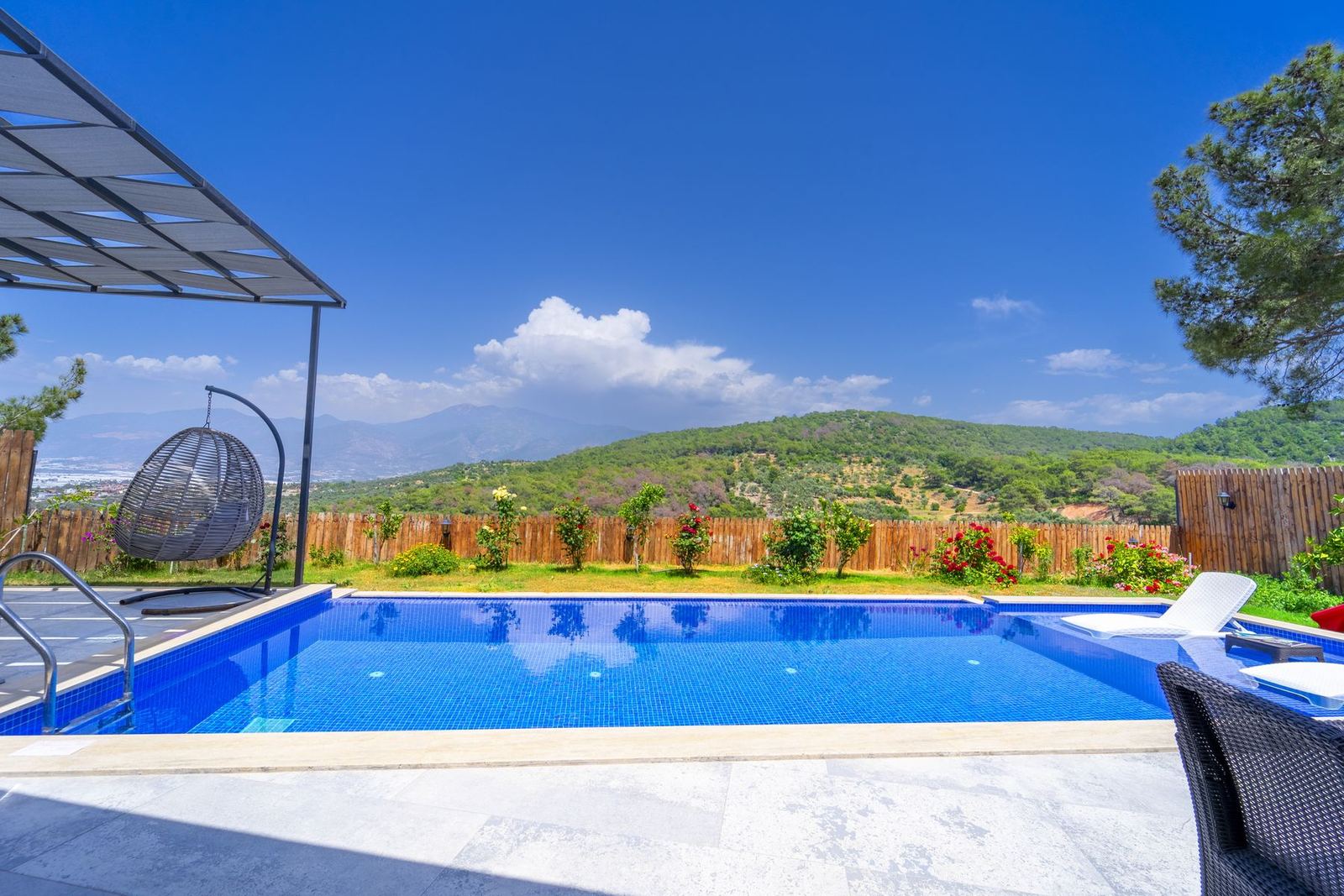 Villa Safira havuz ve doğa manzarası