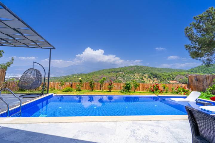 Villa Safira havuz ve doğa manzarası