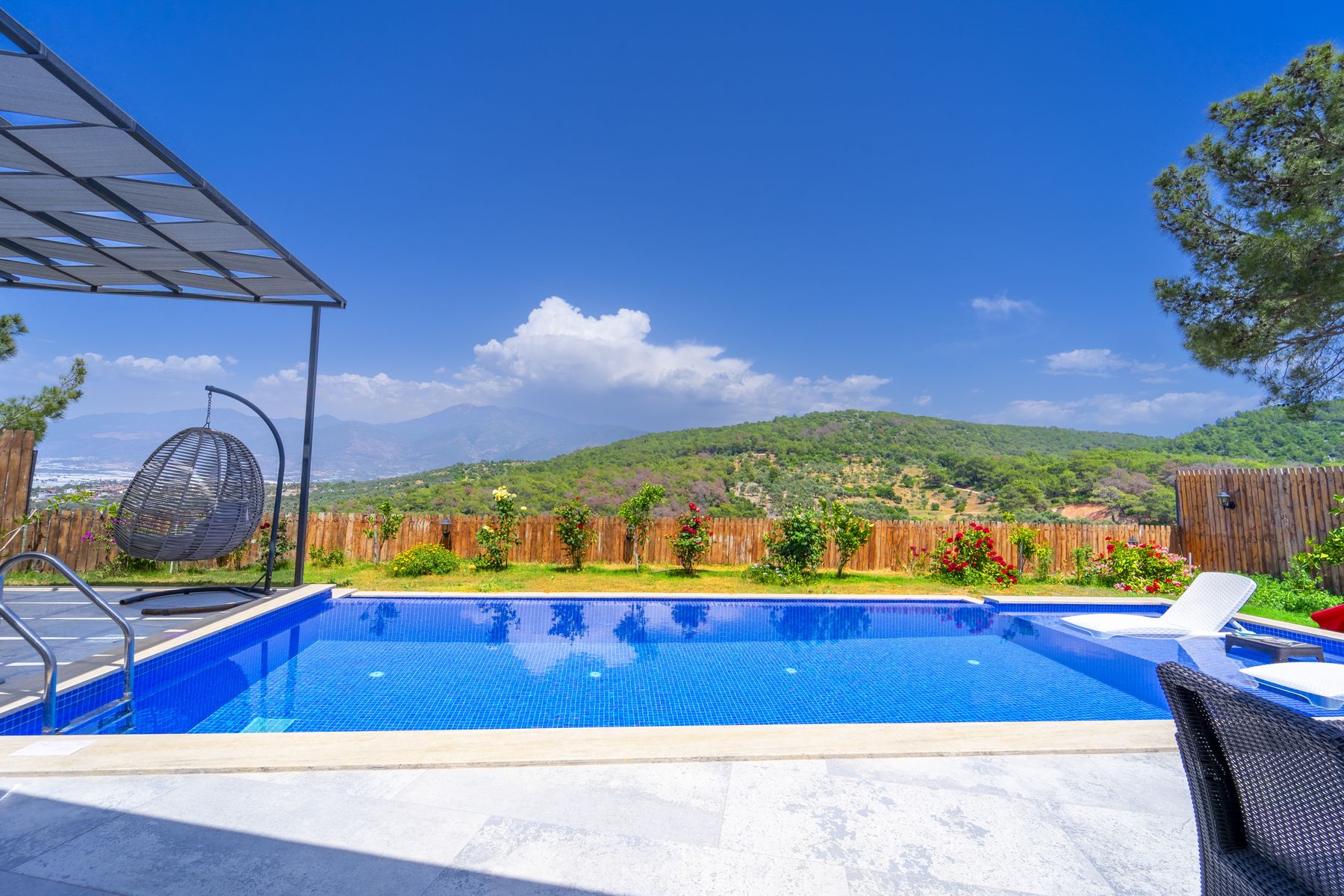 Villa Safira havuz ve doğa manzarası
