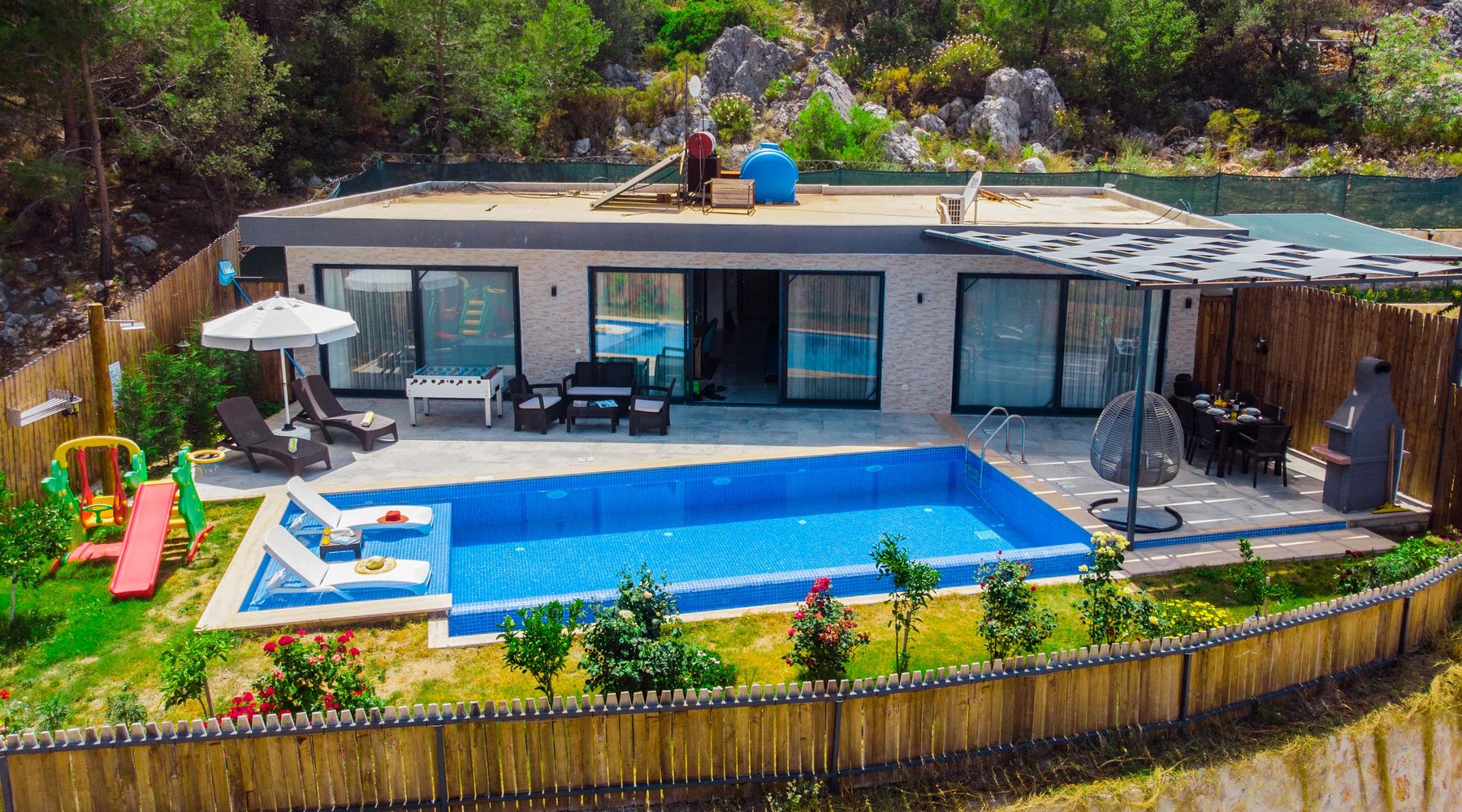 Villa Safira havuz başı yaşam alanı