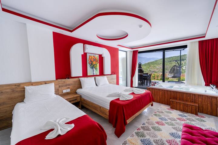 Villa Safira 2. yatak odası — çift kişilik ve tek kişilik yatak, özel banyo, WC ve jakuzi